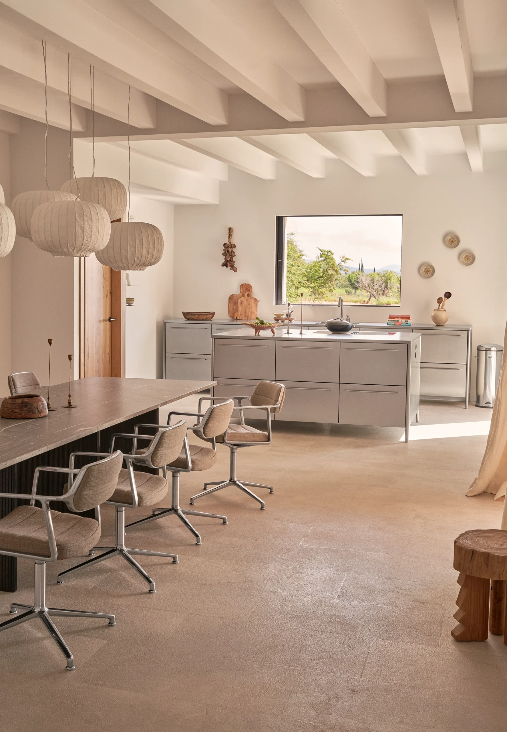 cuisine ouverte et salle à manger Vipp avec poutres décoration contemporaine maison en pierre Finca Selva Majorque