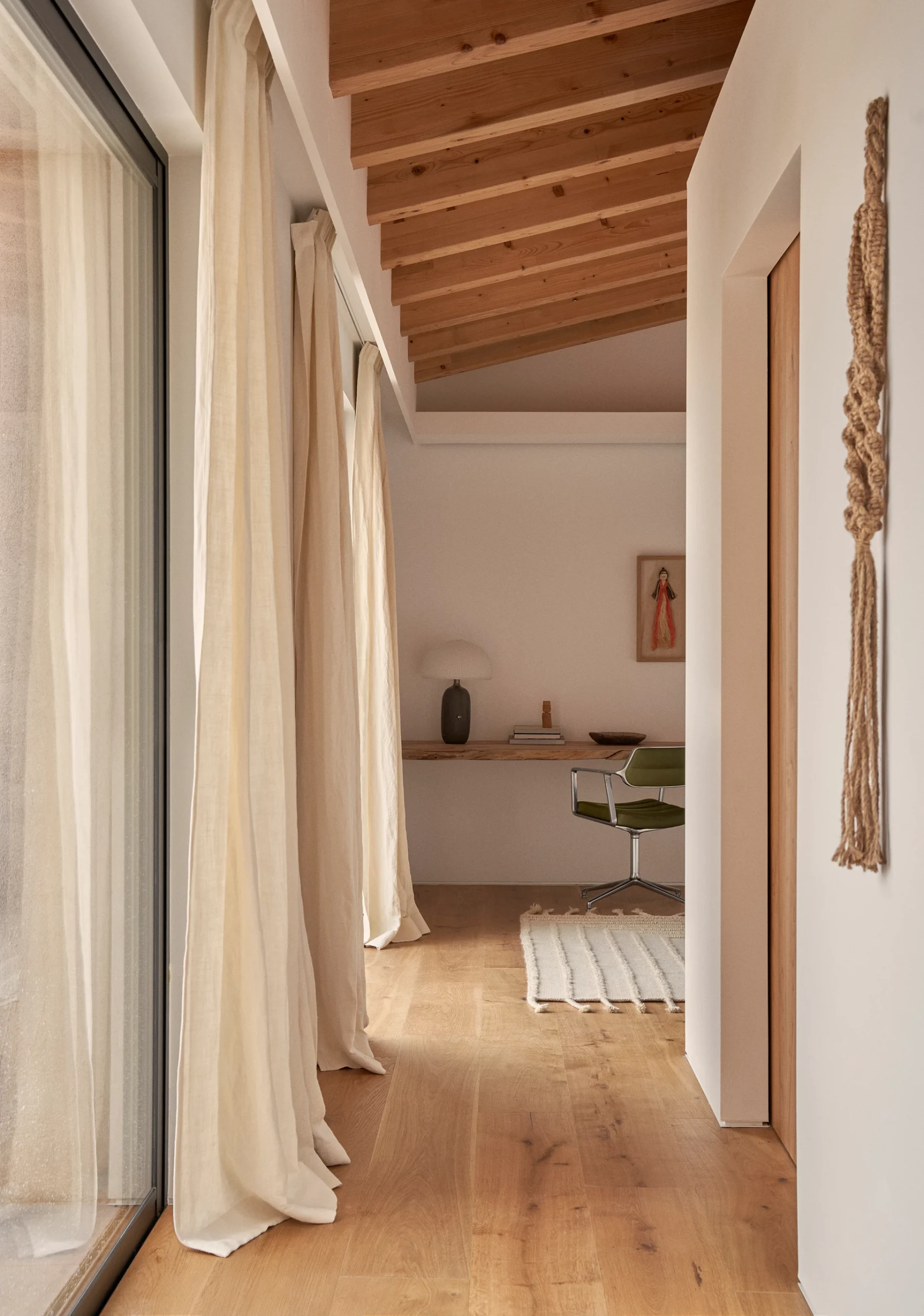 couloir avec poutres décoration contemporaine maison en pierre Finca Selva Majorque