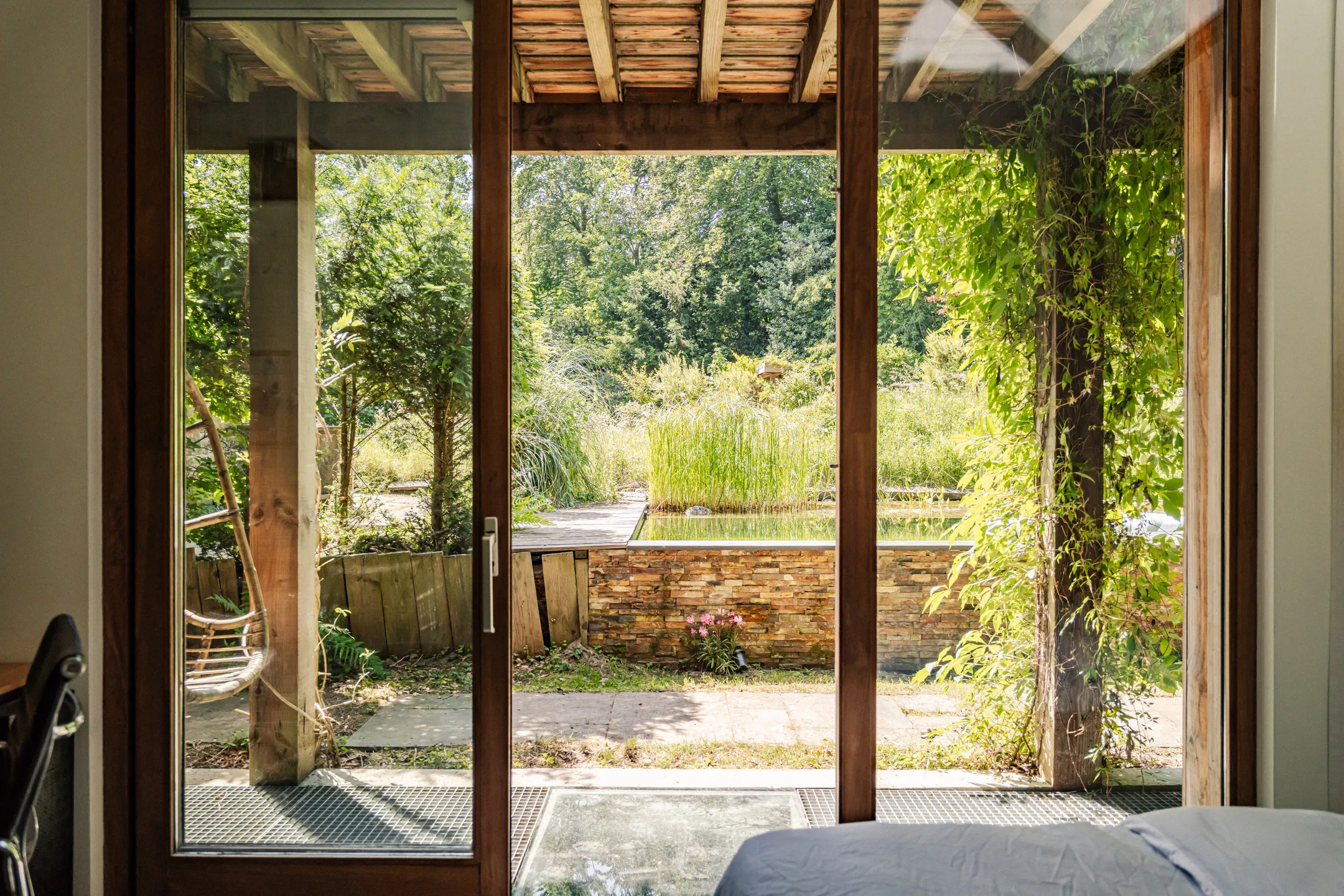 chambre avec terrasse maison contemporaine en bois avec piscine écologique et naturelle chambre avec terrasse maison contemporaine en bois avec piscine écologique et naturelle