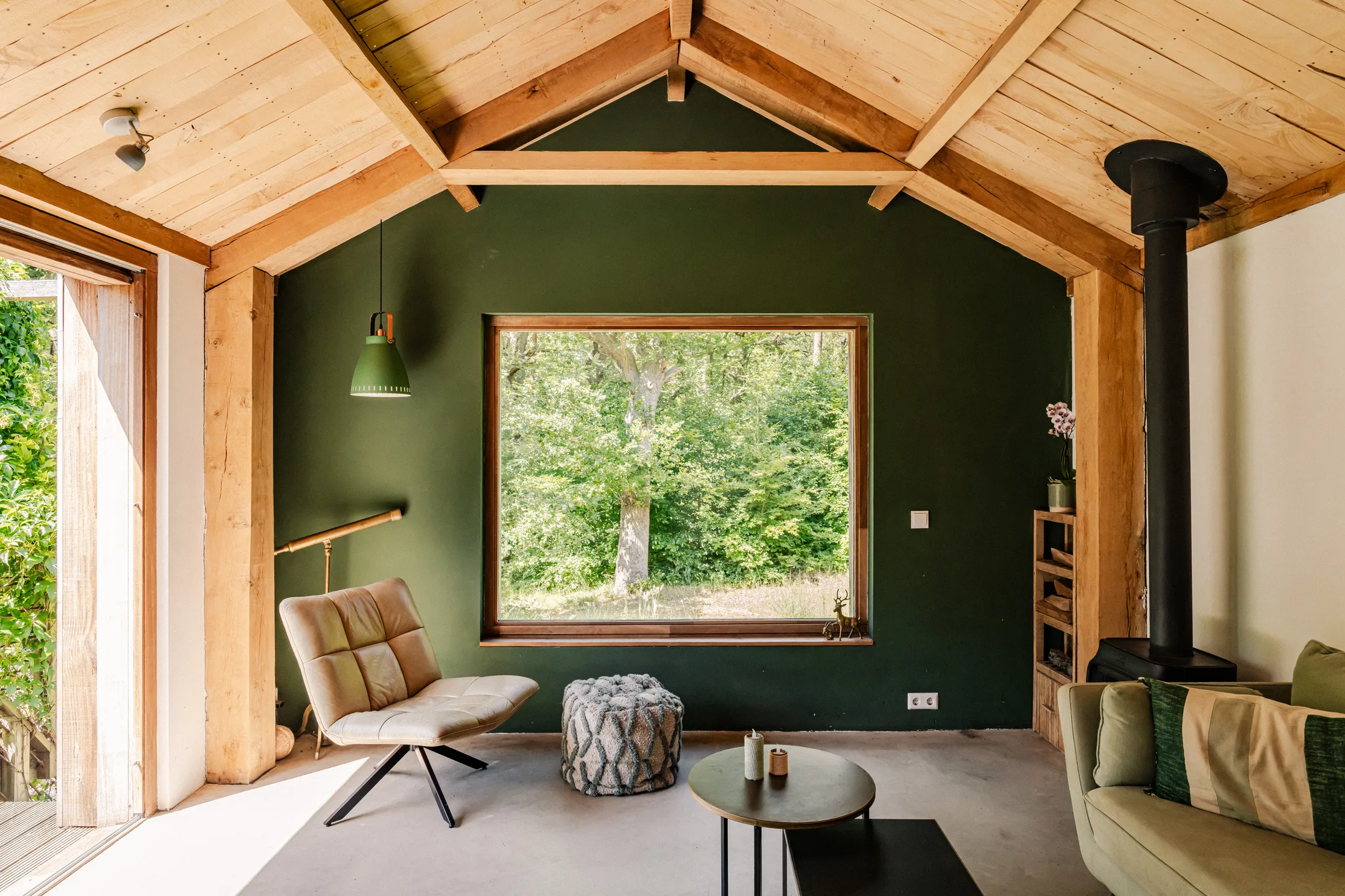 salon mur vert avec picture window et poêle maison contemporaine en bois avec piscine écologique et naturelle salon mur vert avec picture window et poêle maison contemporaine en bois avec piscine écologique et naturelle