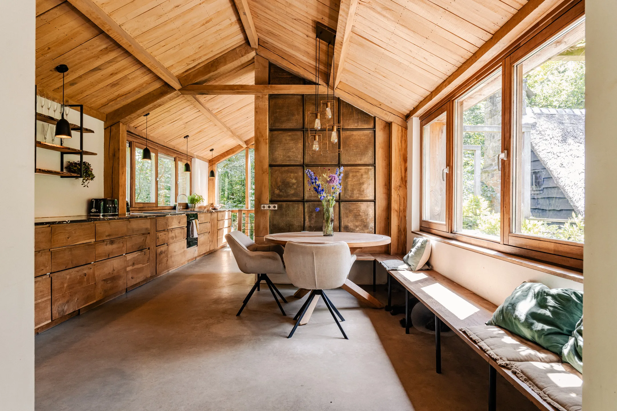 salle à manger et cuisine ouverte maison contemporaine en bois avec piscine écologique et naturelle salle à manger et cuisine ouverte maison contemporaine en bois avec piscine écologique et naturelle