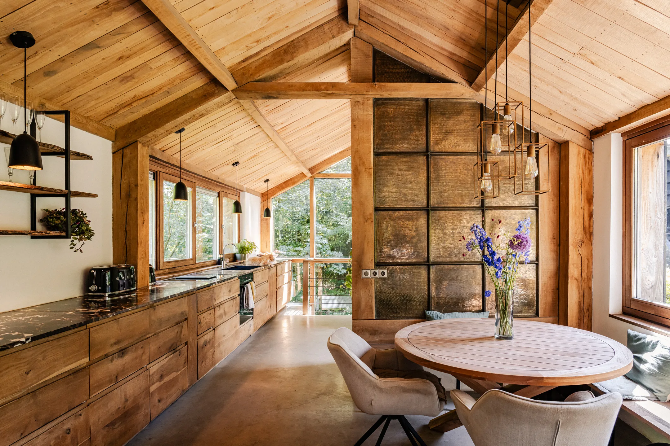 salle à manger et cuisine ouverte maison contemporaine en bois avec piscine écologique et naturelle salle à manger et cuisine ouverte maison contemporaine en bois avec piscine écologique et naturelle