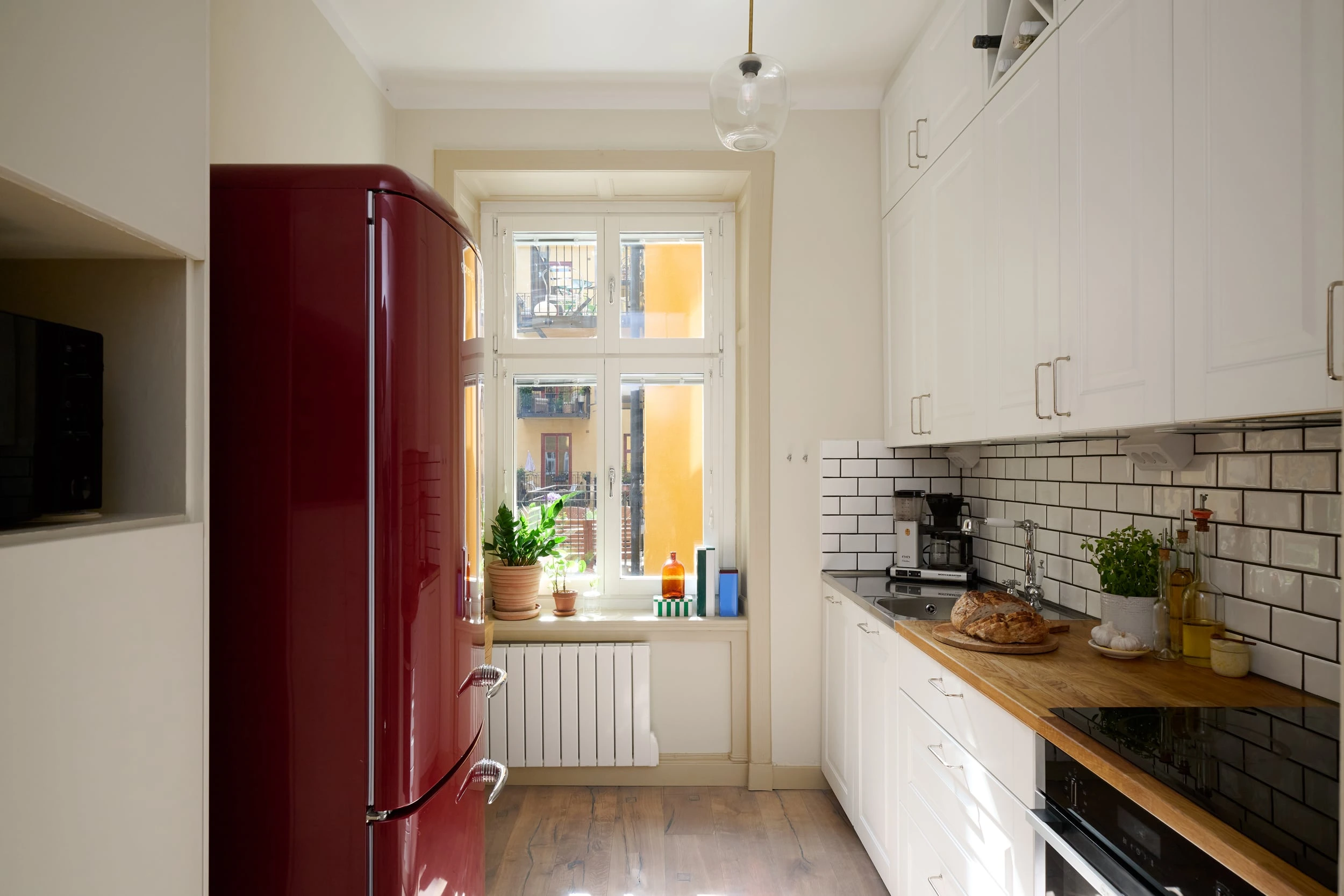 cuisine blanche et bois frigo rétro rouge deux-pièces 59m2 décoration scandinave cuisine blanche et bois frigo rétro rouge deux-pièces 59m2 décoration scandinave