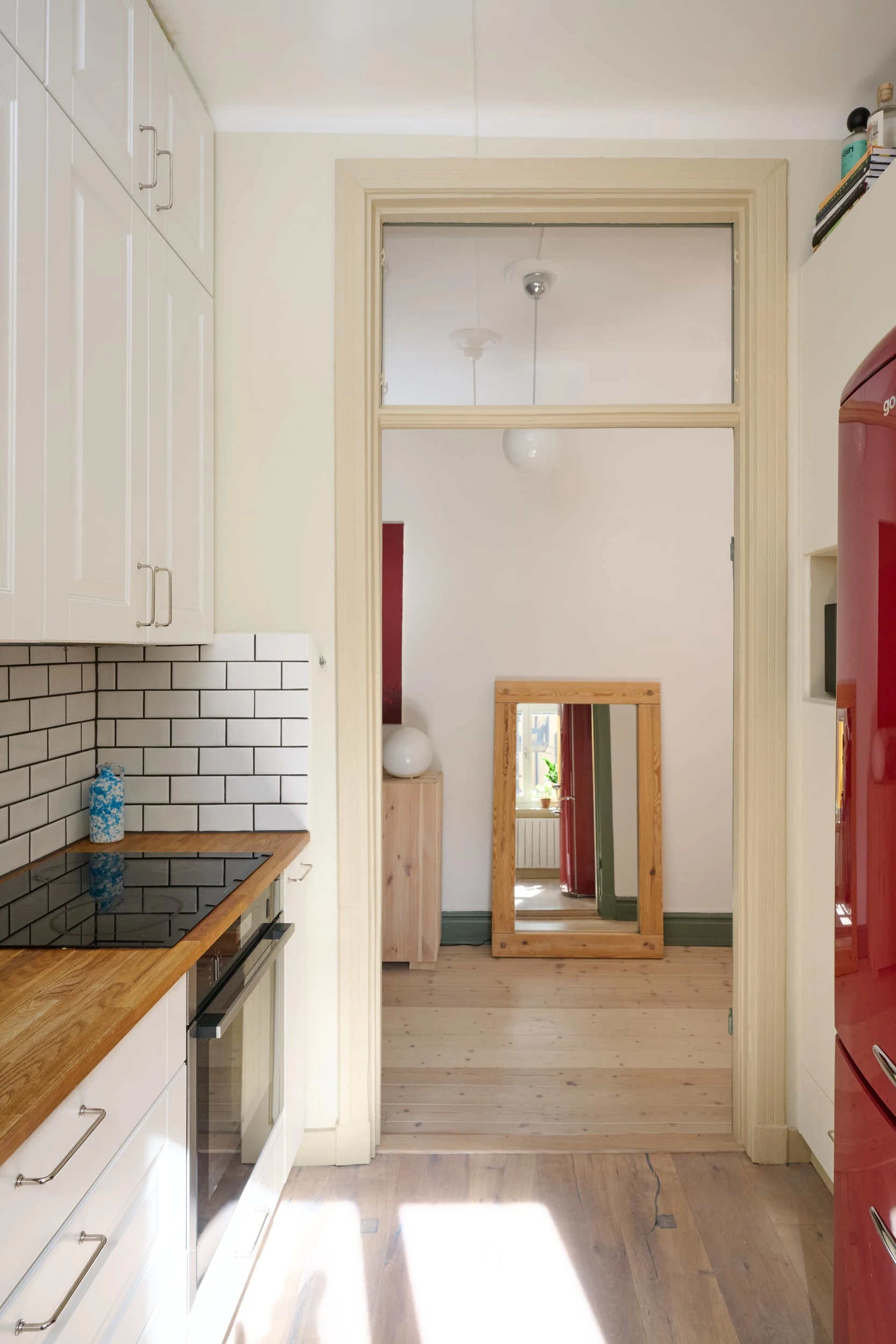cuisine blanche et bois frigo rétro rouge deux-pièces 59m2 décoration scandinave cuisine blanche et bois frigo rétro rouge deux-pièces 59m2 décoration scandinave
