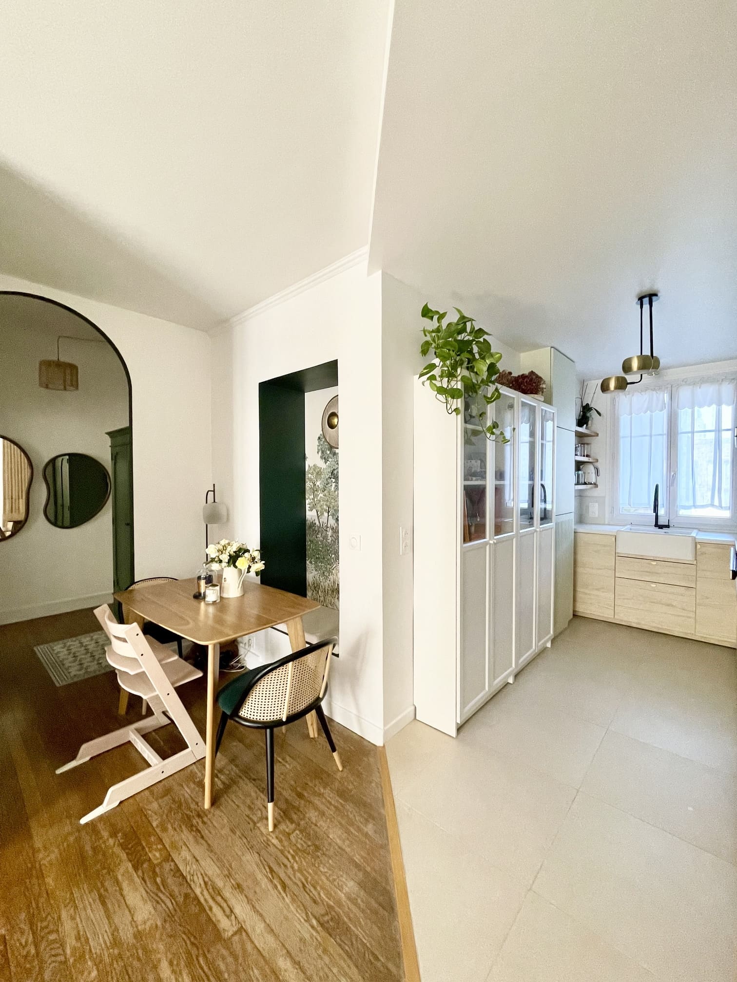 dining room and open kitchen 55sqm apartment contemporary decor Photo : © Charlotte Gille dining room and open kitchen 55sqm apartment contemporary decor Photo : © Charlotte Gille