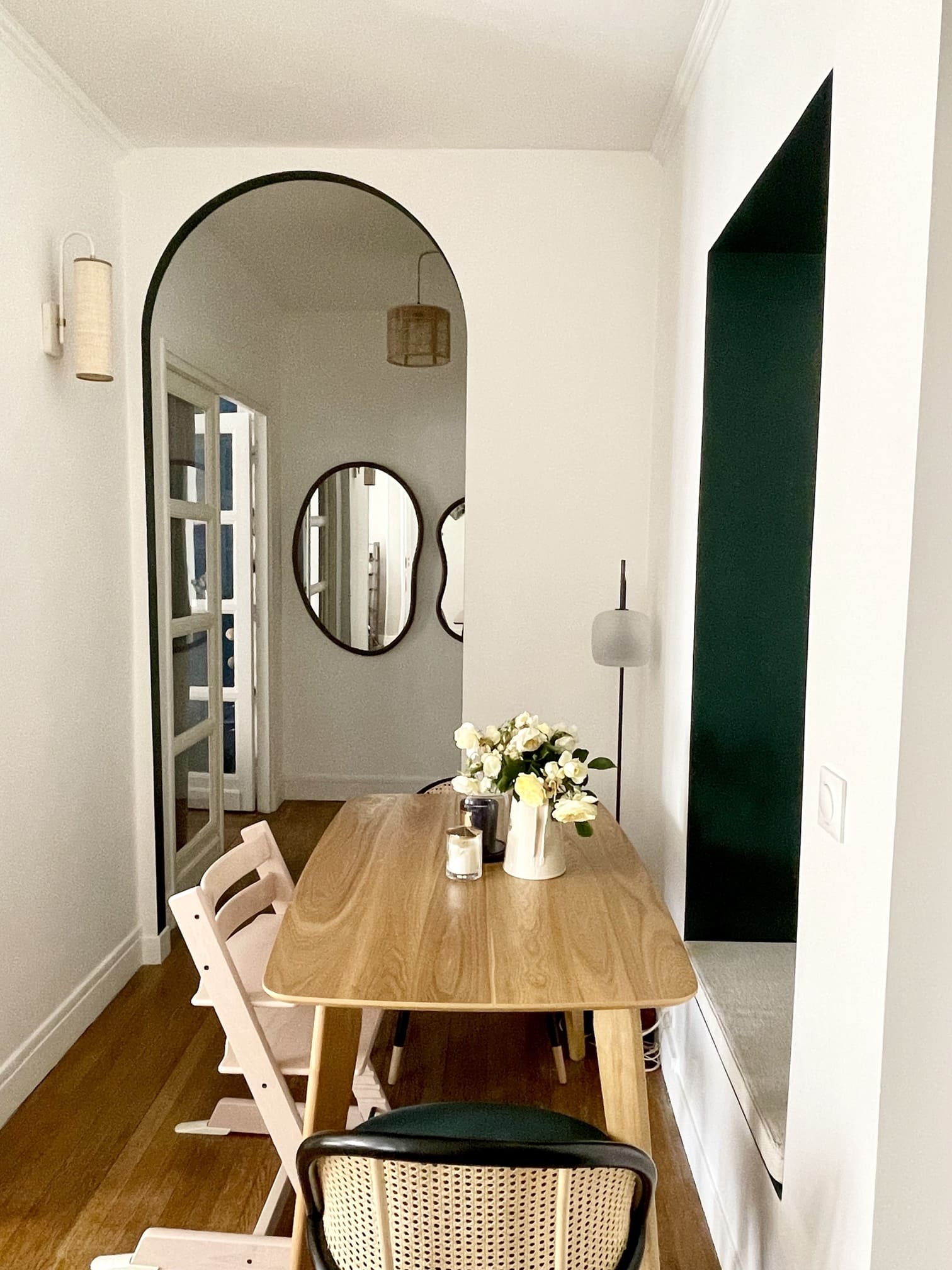 dining room 55sqm apartment in Paris contemporary decor Photo : © Charlotte Gille dining room 55sqm apartment in Paris contemporary decor Photo : © Charlotte Gille