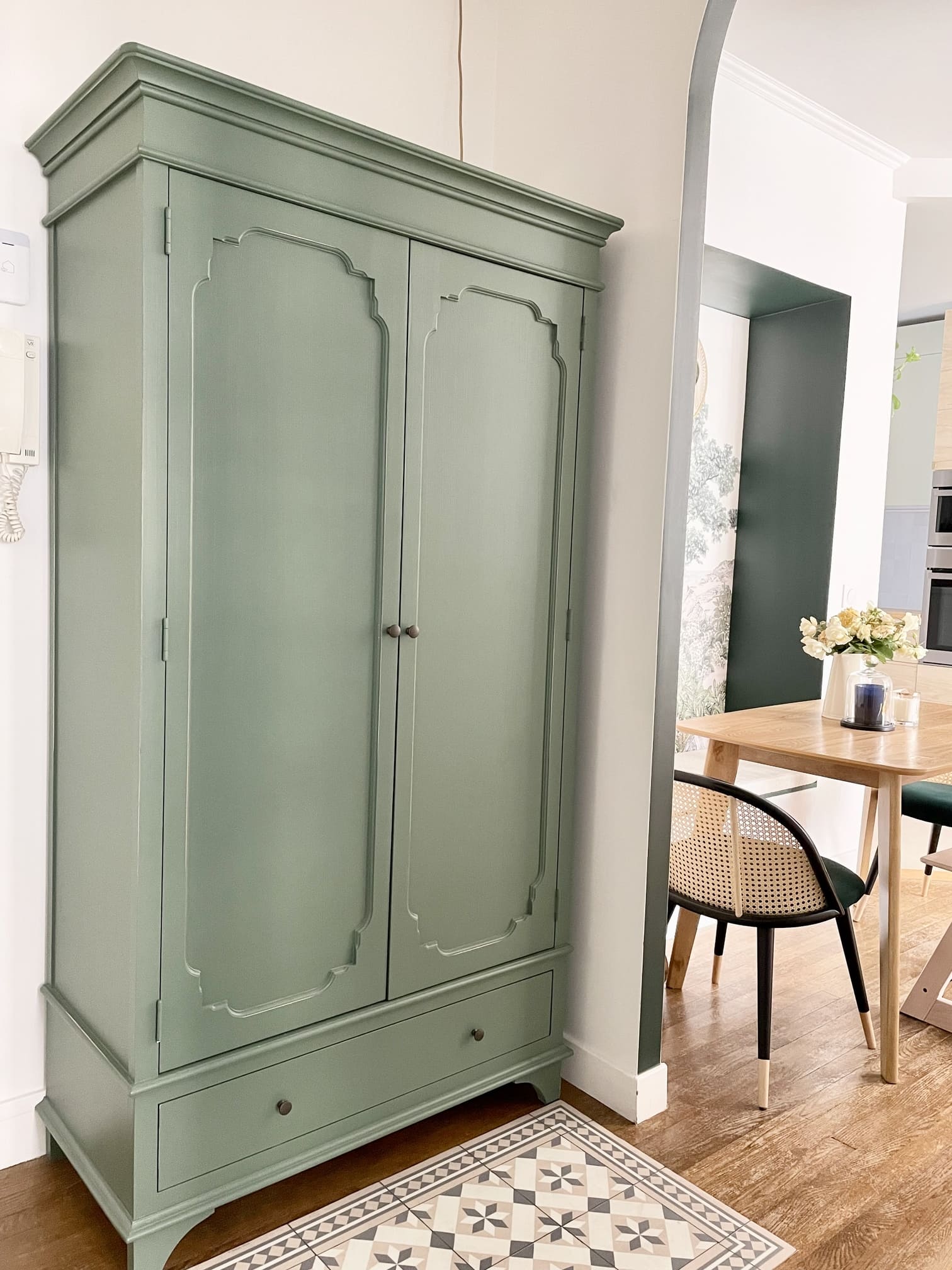 entryway with green cabinet 55sqm apartment in Paris contemporary decor Photo : © Charlotte Gille entryway with green cabinet 55sqm apartment in Paris contemporary decor Photo : © Charlotte Gille