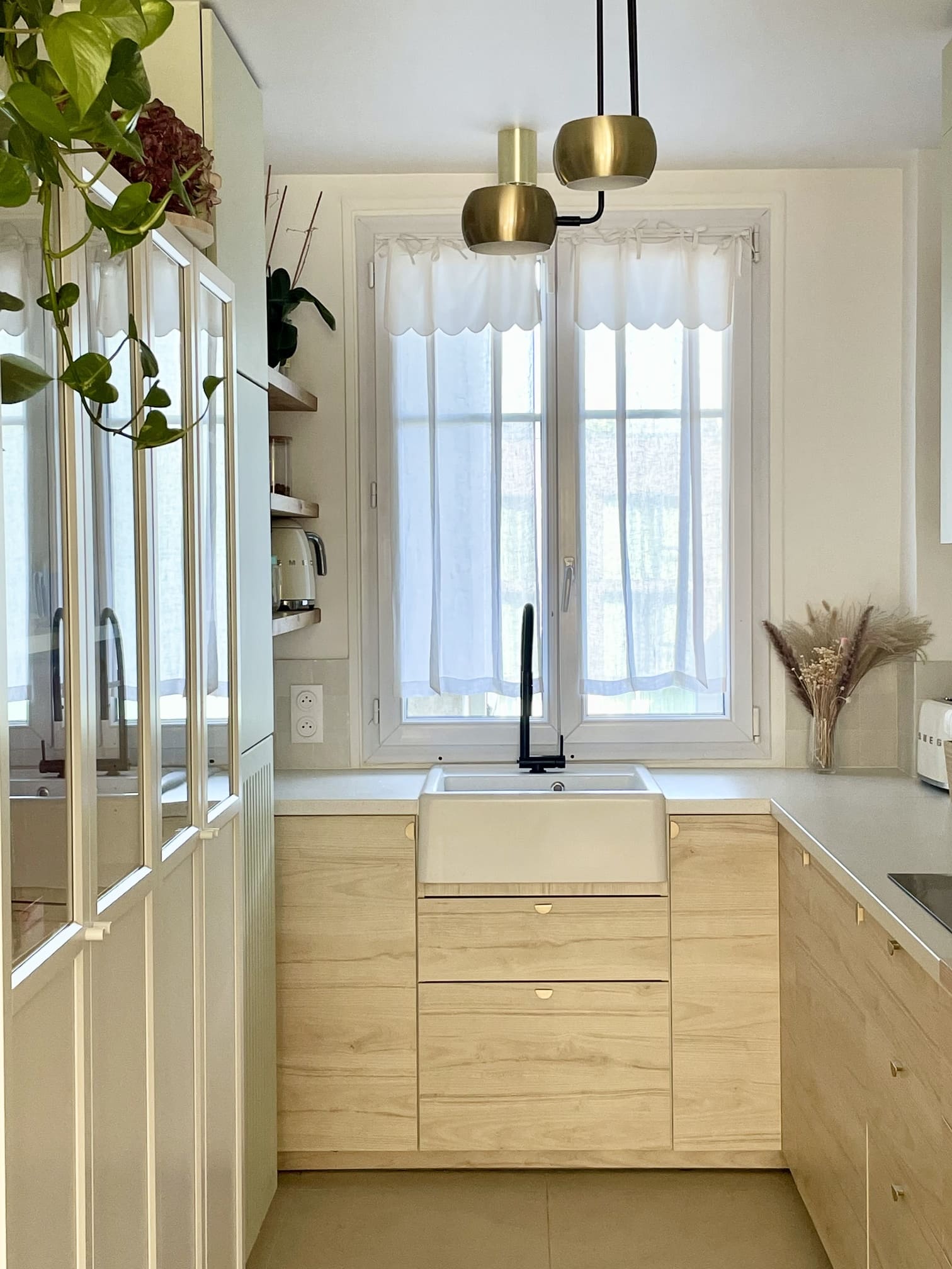 open kitchen 55sqm apartment in Paris contemporary decor Photo : © Charlotte Gille open kitchen 55sqm apartment in Paris contemporary decor Photo : © Charlotte Gille