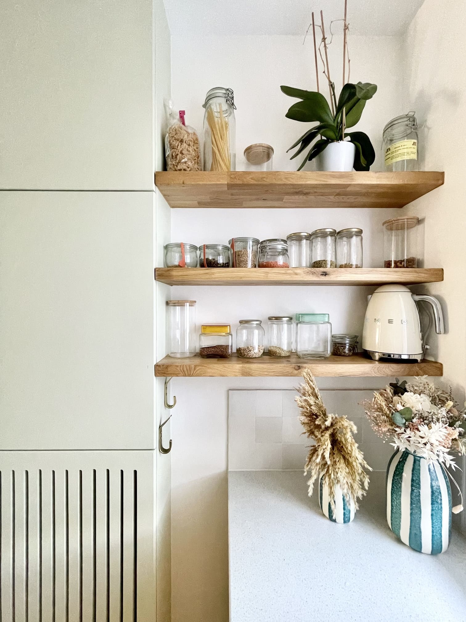 details open kitchen 55sqm apartment in Paris contemporary decor Photo : © Charlotte Gille details open kitchen 55sqm apartment in Paris contemporary decor Photo : © Charlotte Gille