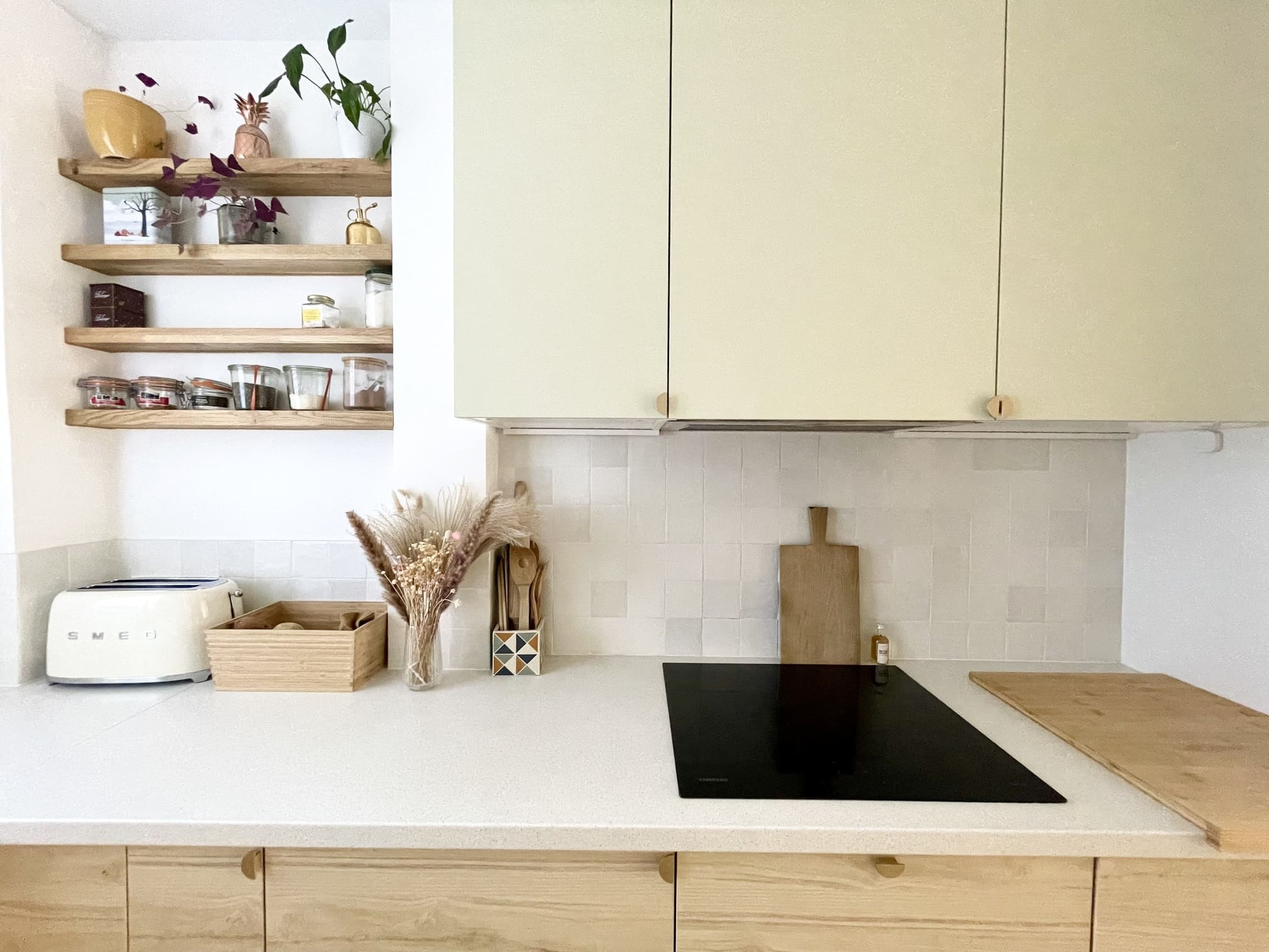 details open kitchen 55sqm apartment in Paris contemporary decor Photo : © Charlotte Gille details open kitchen 55sqm apartment in Paris contemporary decor Photo : © Charlotte Gille