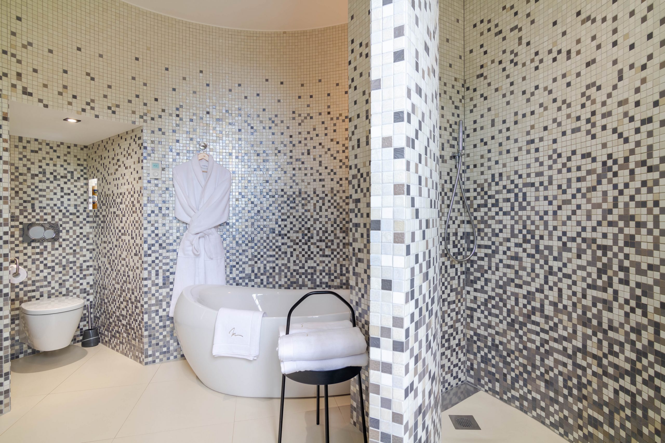 salle de bain mosaïque art déco Château de Maraval Périgord noir France