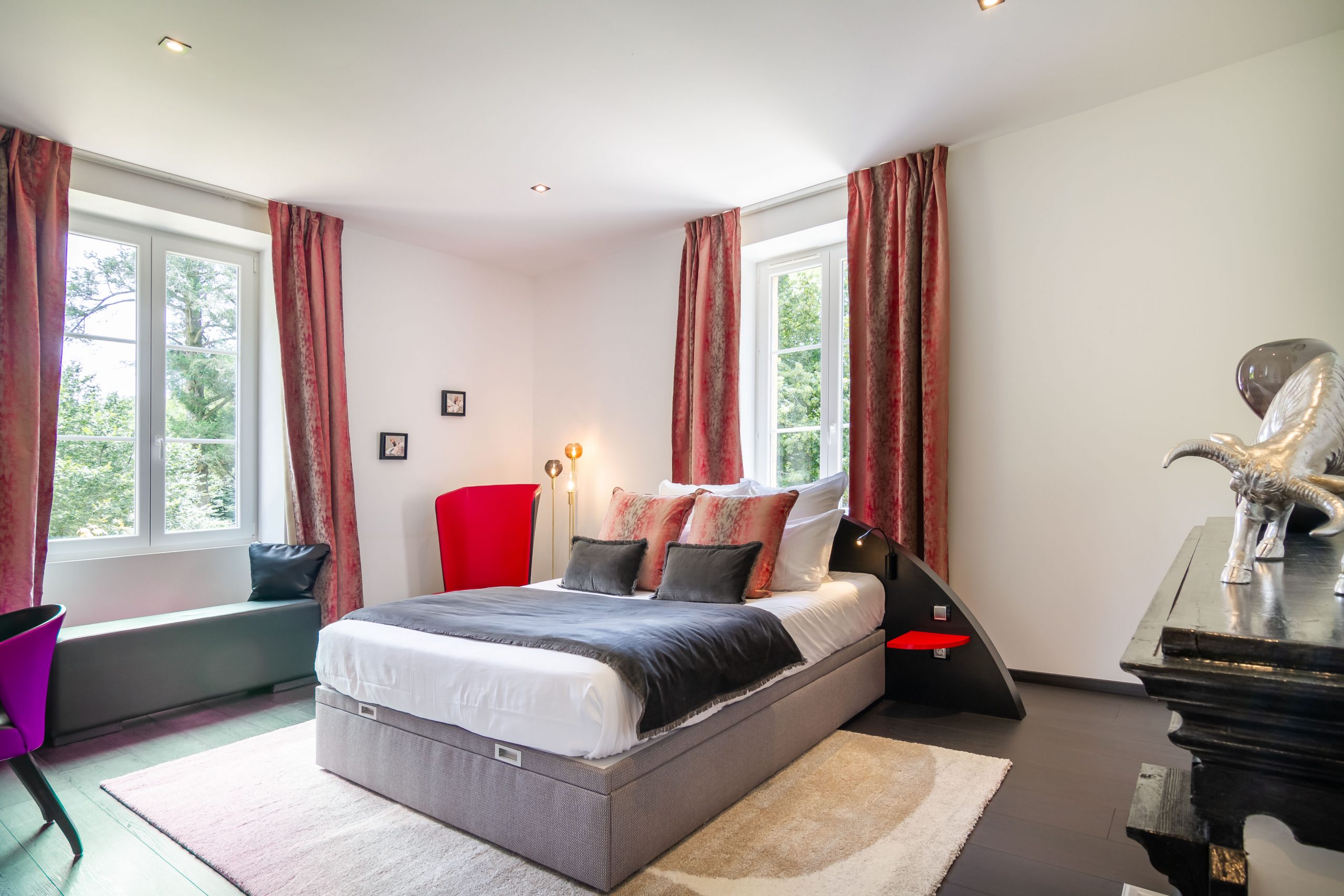 chambre rouge et grise