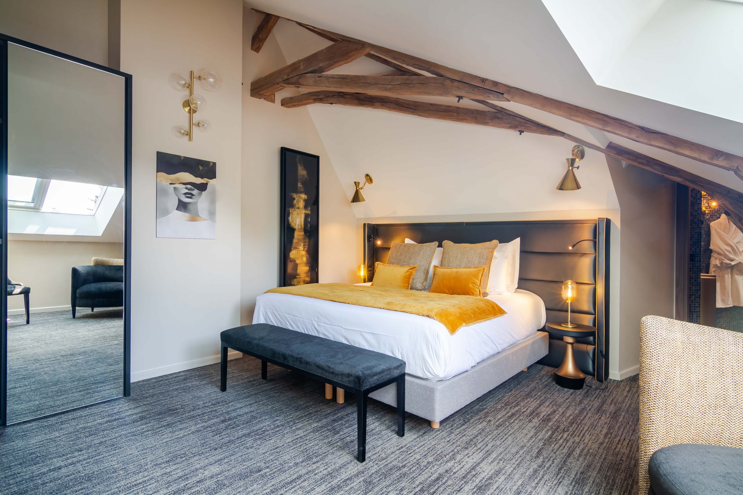 chambre mansardée avec poutres