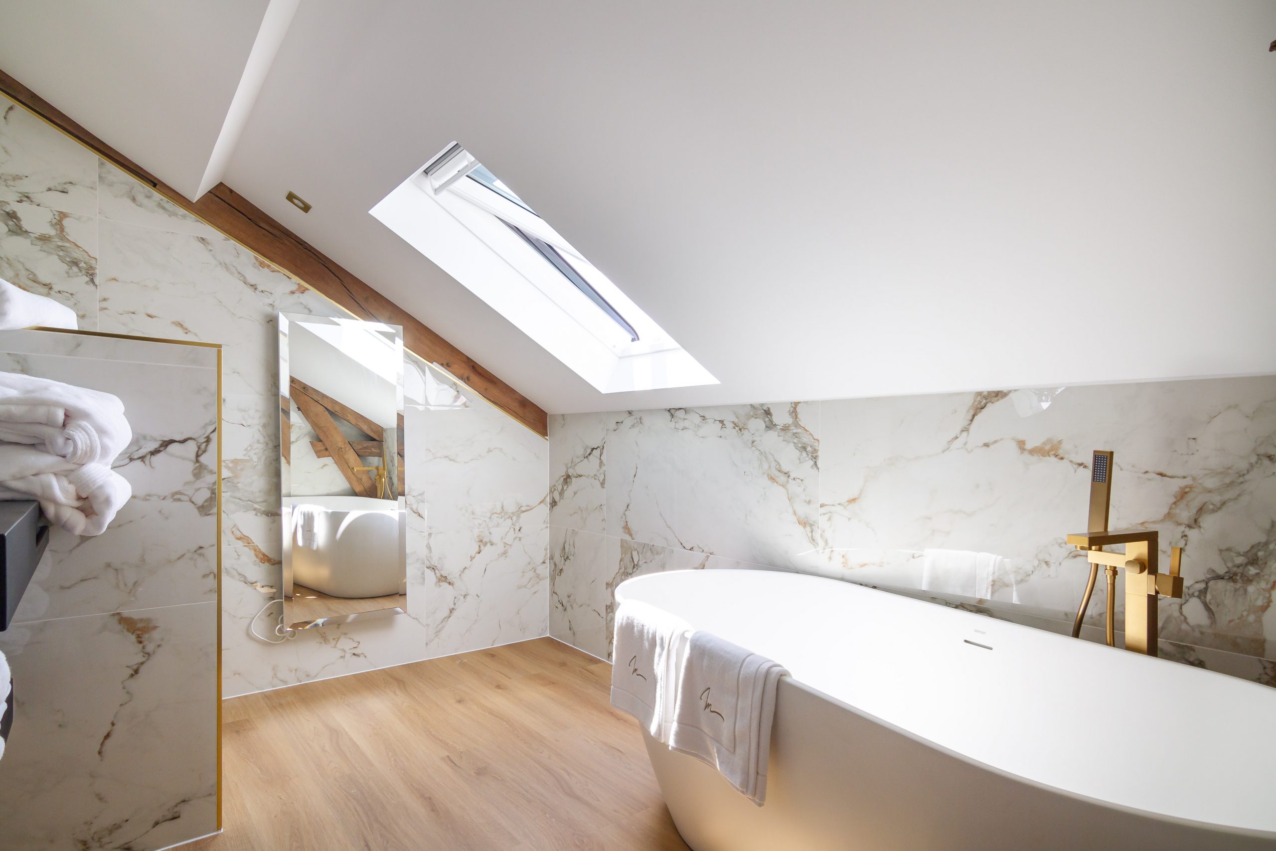 salle de bain contemporaine marbre blanc et doré Château de Maraval Périgord noir France