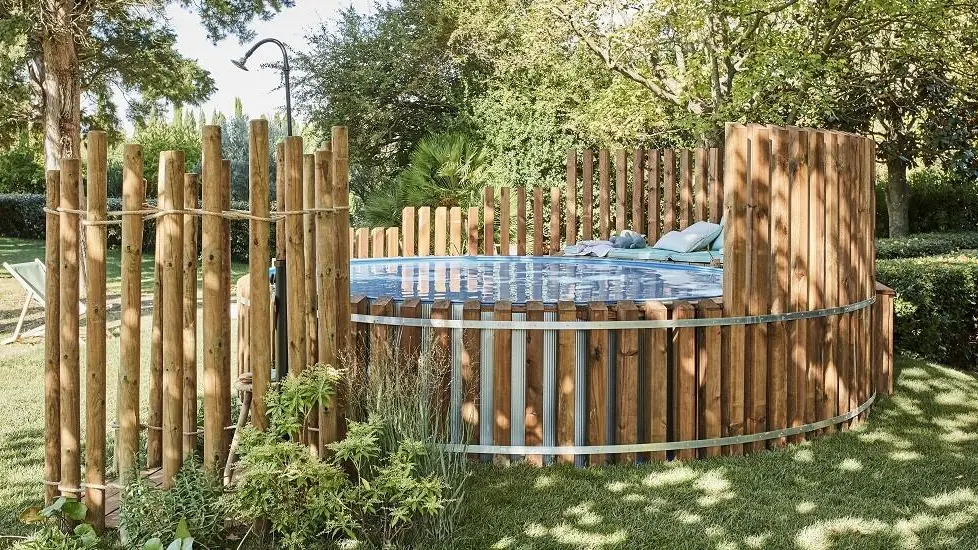 piscine hors-sol basique Leroy Merlin intégrée au jardin avec habillage bois piscine hors-sol basique Leroy Merlin intégrée au jardin avec habillage bois