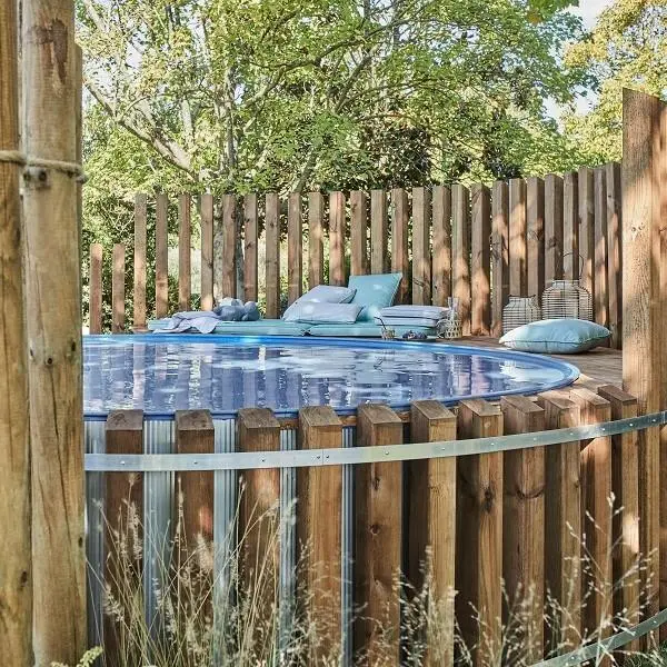 piscine hors-sol basique Leroy Merlin intégrée au jardin avec habillage bois piscine hors-sol basique Leroy Merlin intégrée au jardin avec habillage bois