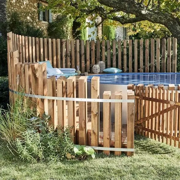 piscine hors-sol basique Leroy Merlin intégrée au jardin avec habillage bois piscine hors-sol basique Leroy Merlin intégrée au jardin avec habillage bois