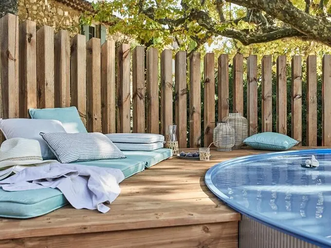 piscine hors-sol basique Leroy Merlin intégrée au jardin avec habillage bois piscine hors-sol basique Leroy Merlin intégrée au jardin avec habillage bois