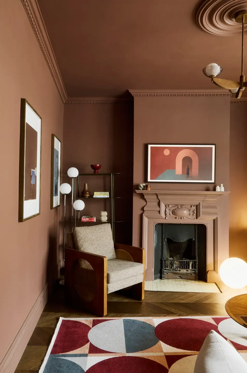 salon avec cheminée décoration vintage style color drenching appartement londonien dans maison édouardienne salon avec cheminée décoration vintage style color drenching appartement londonien dans maison édouardienne