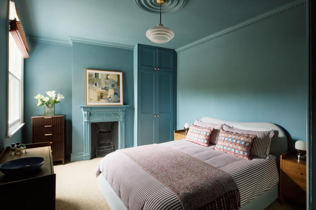 chambre bleue avec cheminée décoration vintage style color drenching appartement londonien dans maison édouardienne chambre bleue avec cheminée décoration vintage style color drenching appartement londonien dans maison édouardienne
