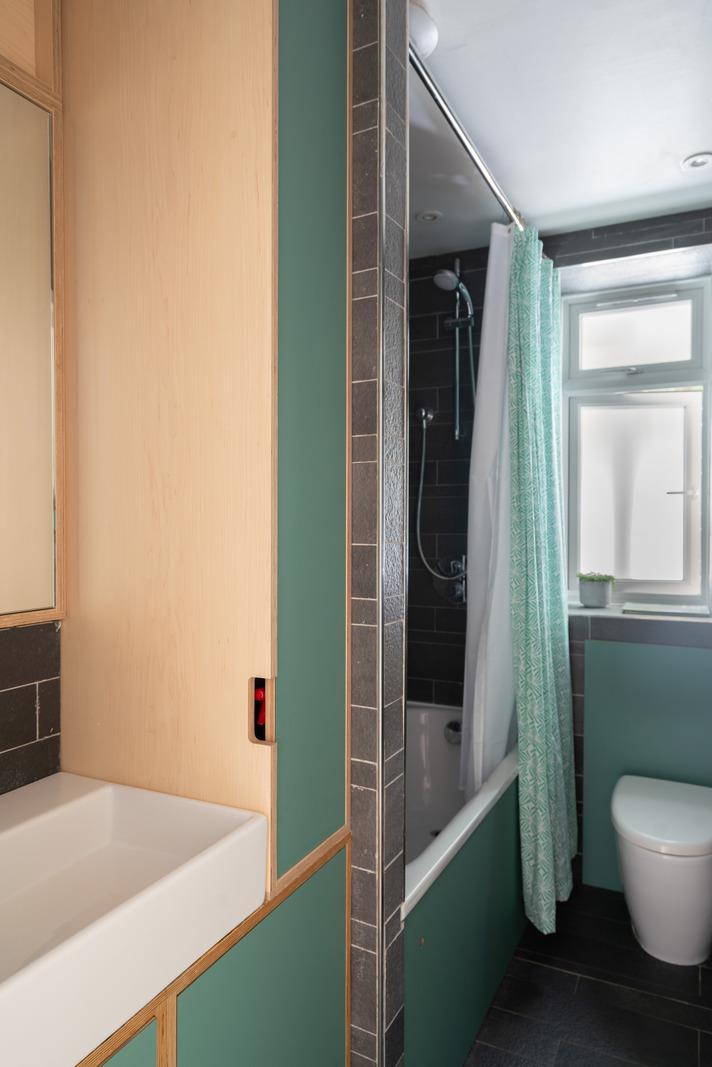salle de bain grise et verte appartement mid-century décoration contemporaine Londres salle de bain grise et verte appartement mid-century décoration contemporaine Londres