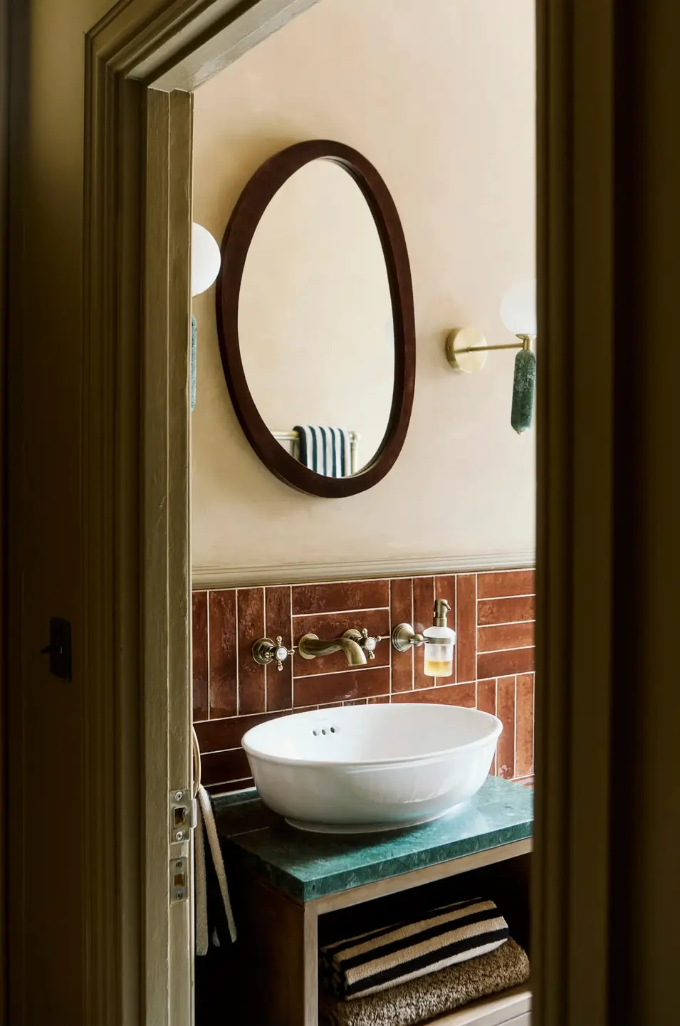 salle de bain murs enduits décoration vintage style color drenching appartement londonien dans maison édouardienne salle de bain murs enduits décoration vintage style color drenching appartement londonien dans maison édouardienne