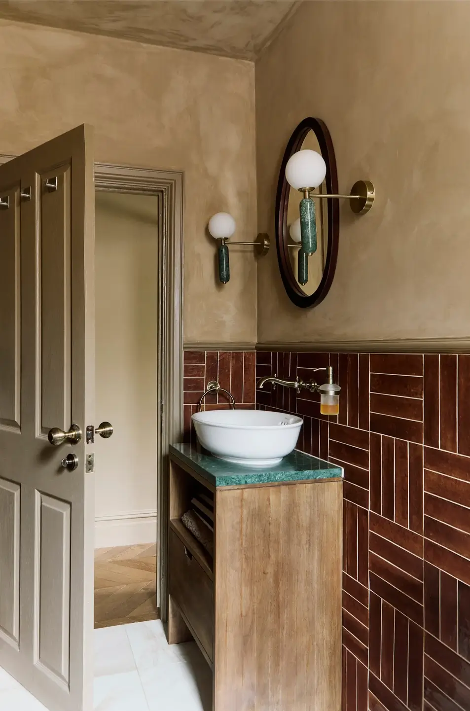 salle de bain murs enduits décoration vintage style color drenching appartement londonien dans maison édouardienne salle de bain murs enduits décoration vintage style color drenching appartement londonien dans maison édouardienne