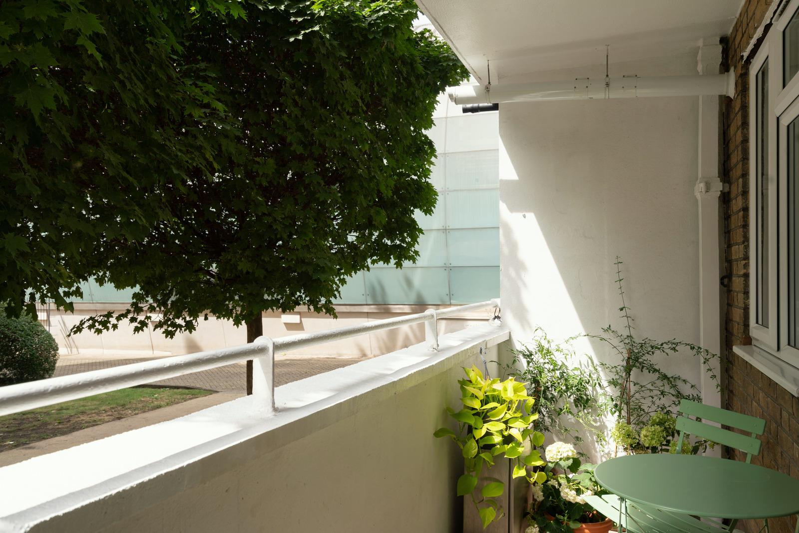 balcon sur jardin intérieur appartement mid-century décoration contemporaine Londres balcon sur jardin intérieur appartement mid-century décoration contemporaine Londres