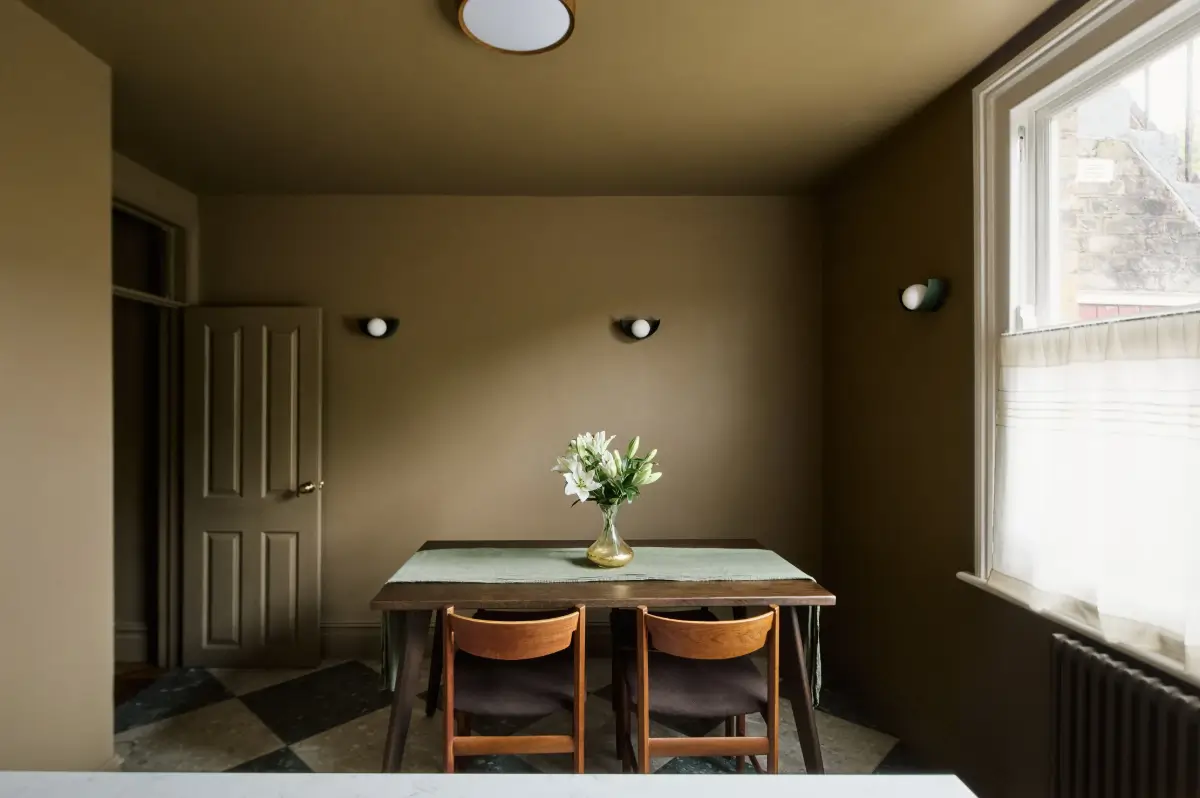 salle à manger dans cuisine noyer et kaki décoration vintage style color drenching appartement londonien dans maison édouardienne salle à manger dans cuisine noyer et kaki décoration vintage style color drenching appartement londonien dans maison édouardienne