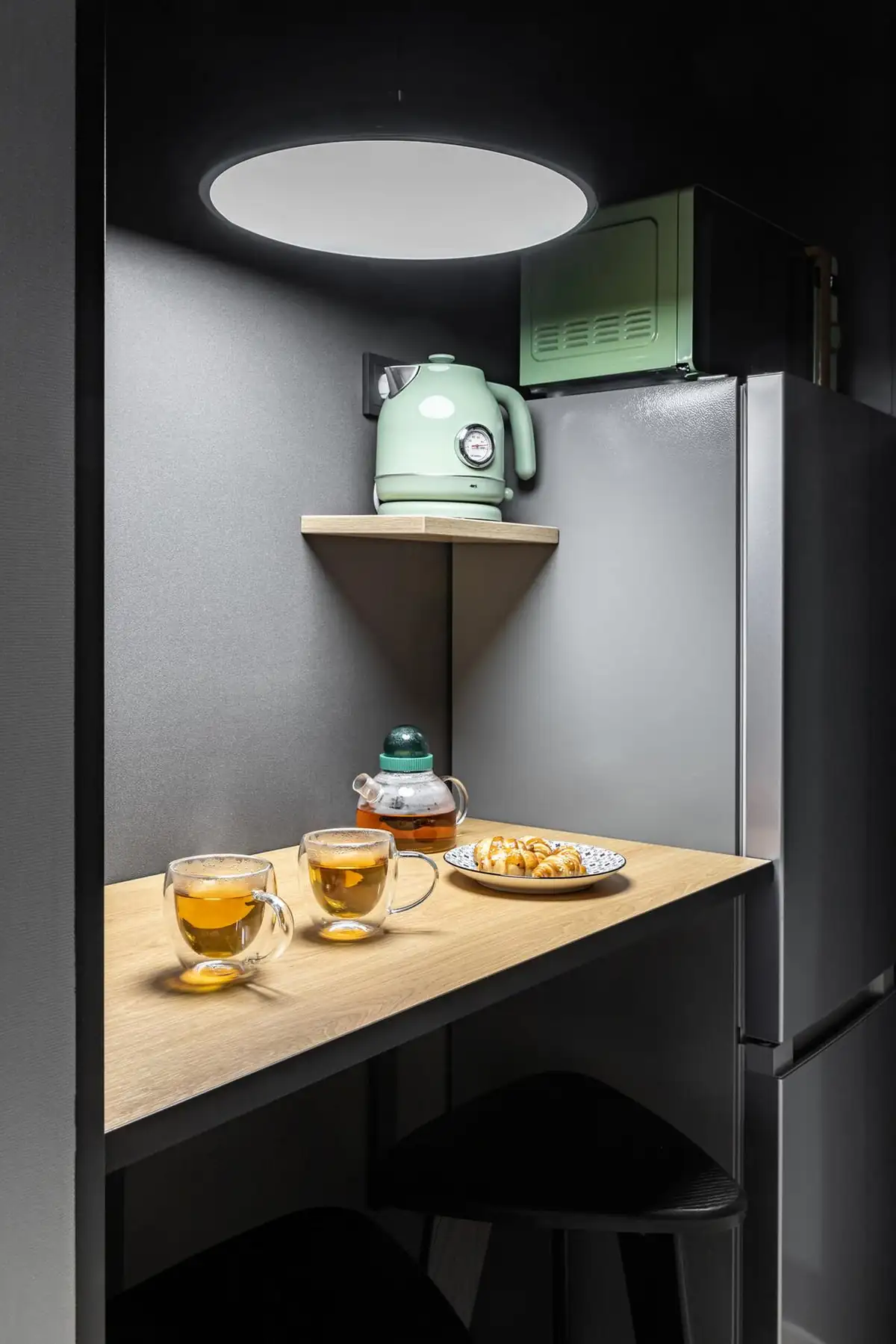petite cuisine noire mini appartement de 16m2 décoration contemporaine petite cuisine noire mini appartement de 16m2 décoration contemporaine