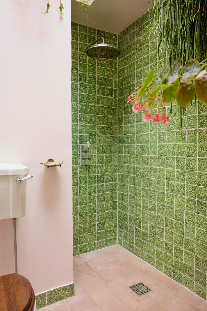 salle de bain verte et rose avec plantes décoration vintage maison dans ancienne école victorienne Londres