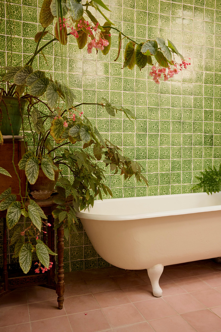 salle de bain verte et rose avec plantes décoration vintage maison dans ancienne école victorienne Londres