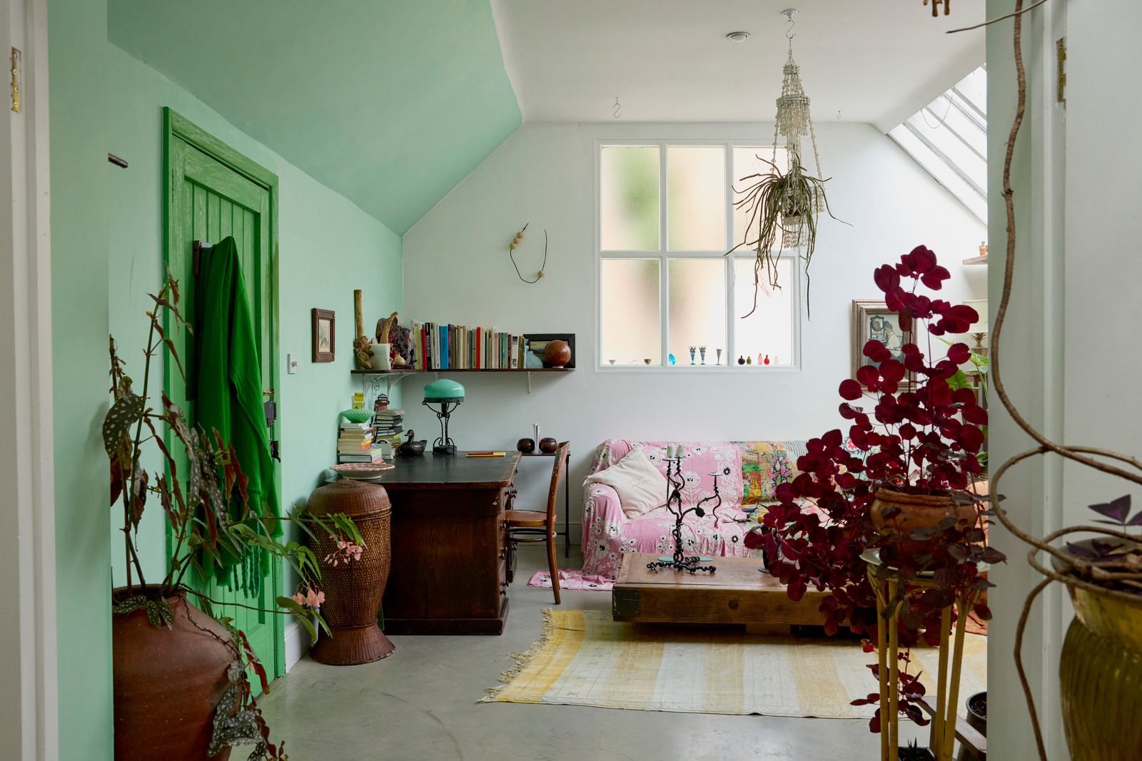salon avec plantes décoration vintage maison dans ancienne école victorienne Londres