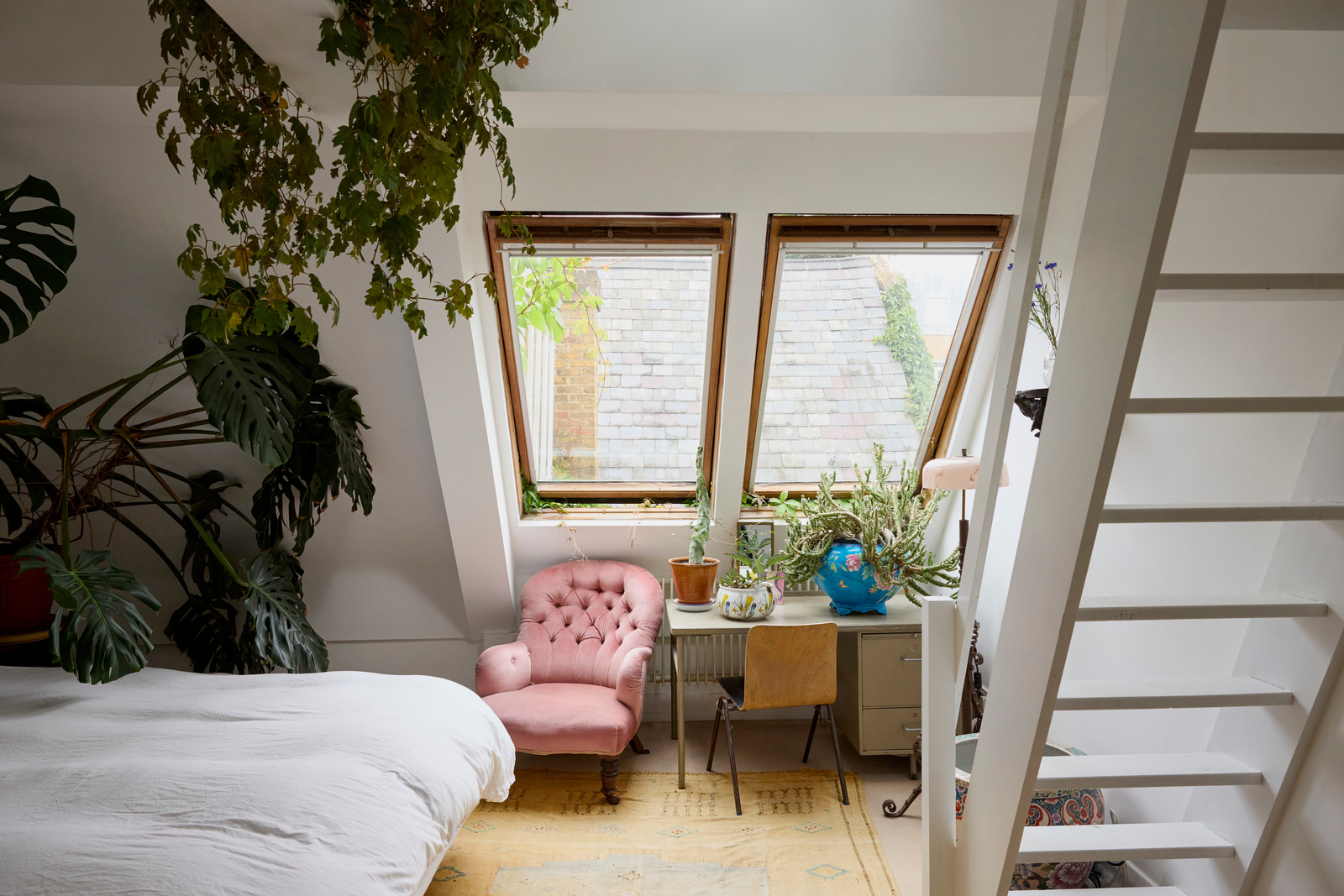 chambre mansardée avec velux avec plantes décoration vintage maison dans ancienne école victorienne Londres
