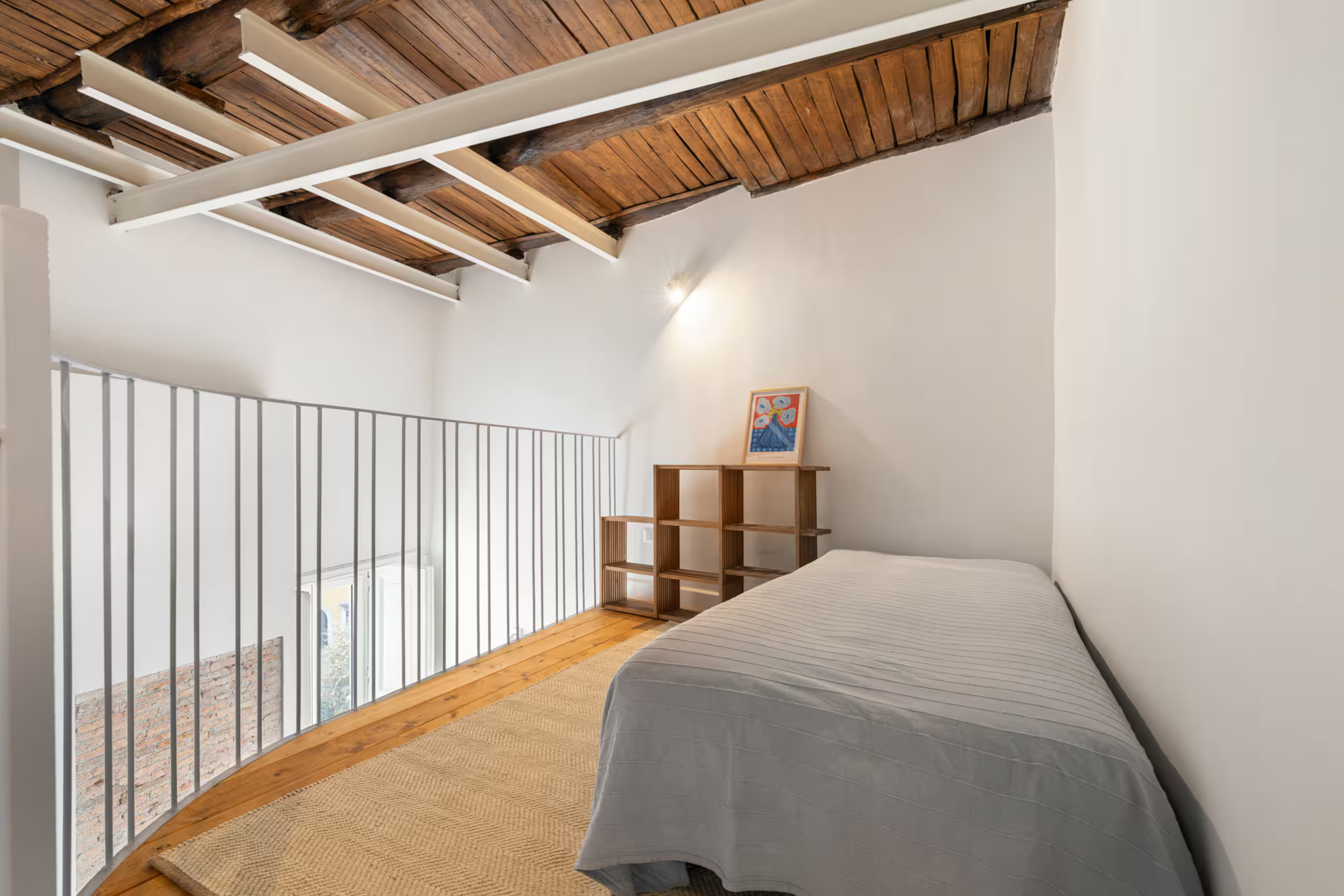 chambre sur mezzanine appartement à Naples rénovation design