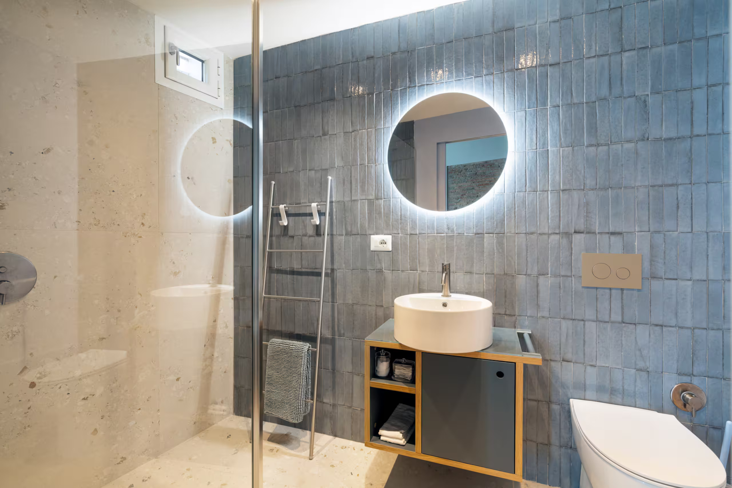 salle de bain bleue appartement à Naples rénovation design
