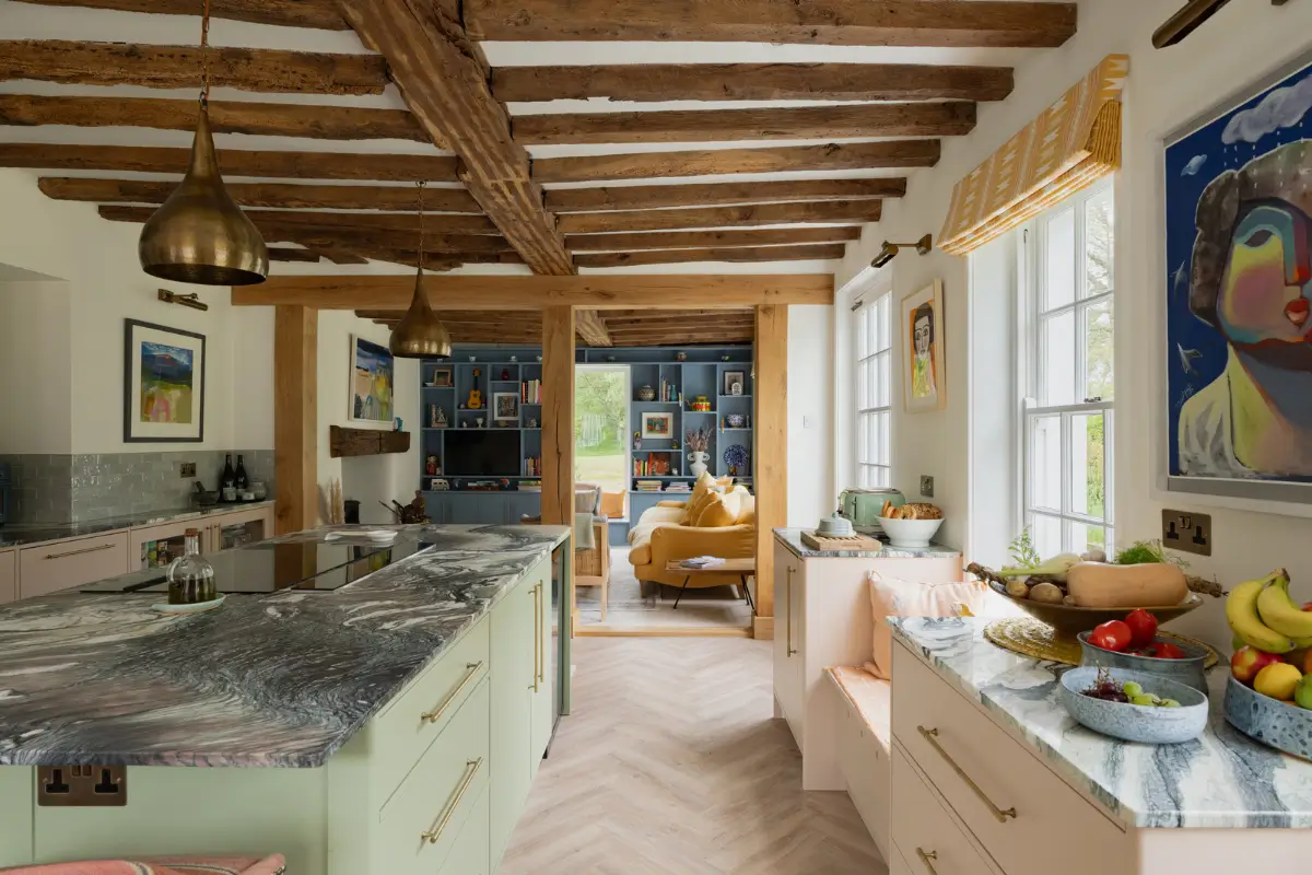 cuisine verte et rose avec poutres décoration classique chic maison du 16e siècle Angleterre cuisine verte et rose avec poutres décoration classique chic maison du 16e siècle Angleterre