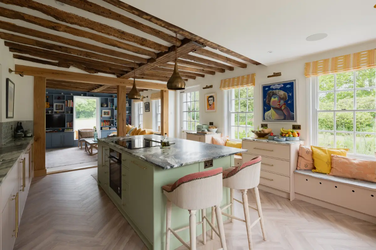 cuisine verte et rose avec poutres décoration classique chic maison du 16e siècle Angleterre cuisine verte et rose avec poutres décoration classique chic maison du 16e siècle Angleterre