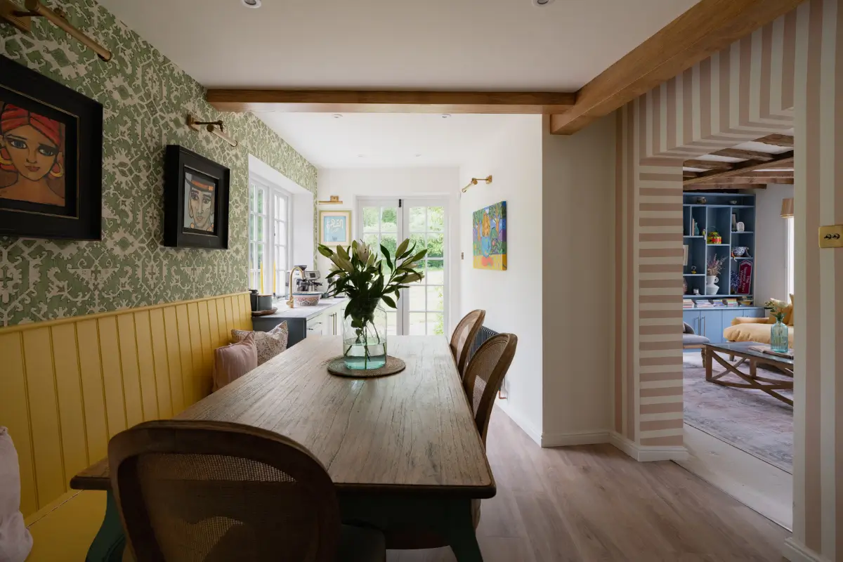 salle à manger et cuisine avec poutres décoration classique chic maison du 16e siècle Angleterre salle à manger et cuisine avec poutres décoration classique chic maison du 16e siècle Angleterre