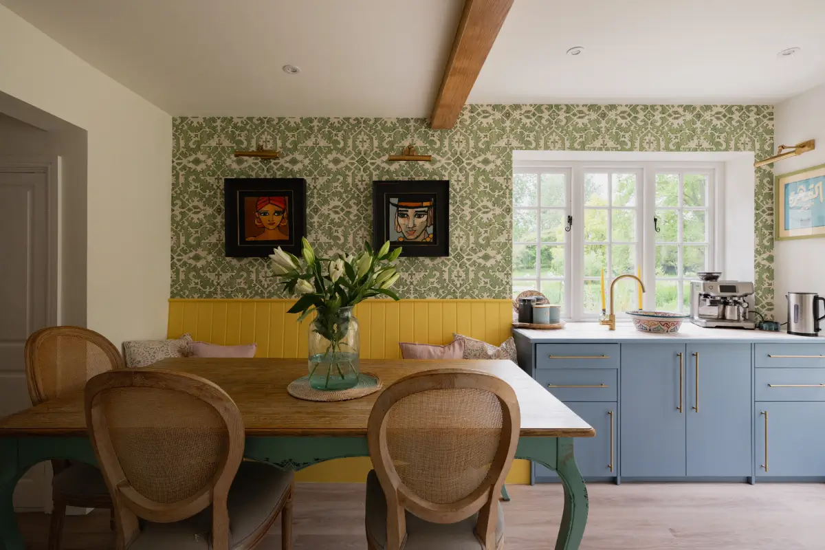 salle à manger et cuisine avec poutres décoration classique chic maison du 16e siècle Angleterre salle à manger et cuisine avec poutres décoration classique chic maison du 16e siècle Angleterre