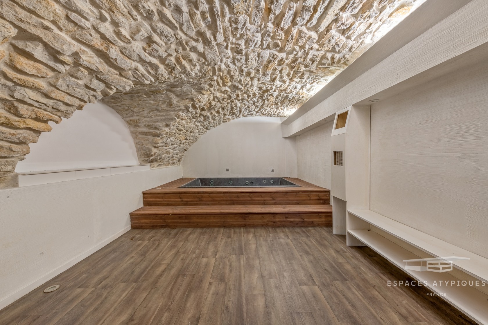 spa dans sous-sol voûté en pierre