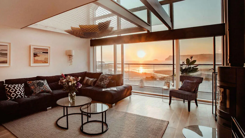 salon design avec baie vitrée vue coucher de soleil salon design avec baie vitrée vue coucher de soleil