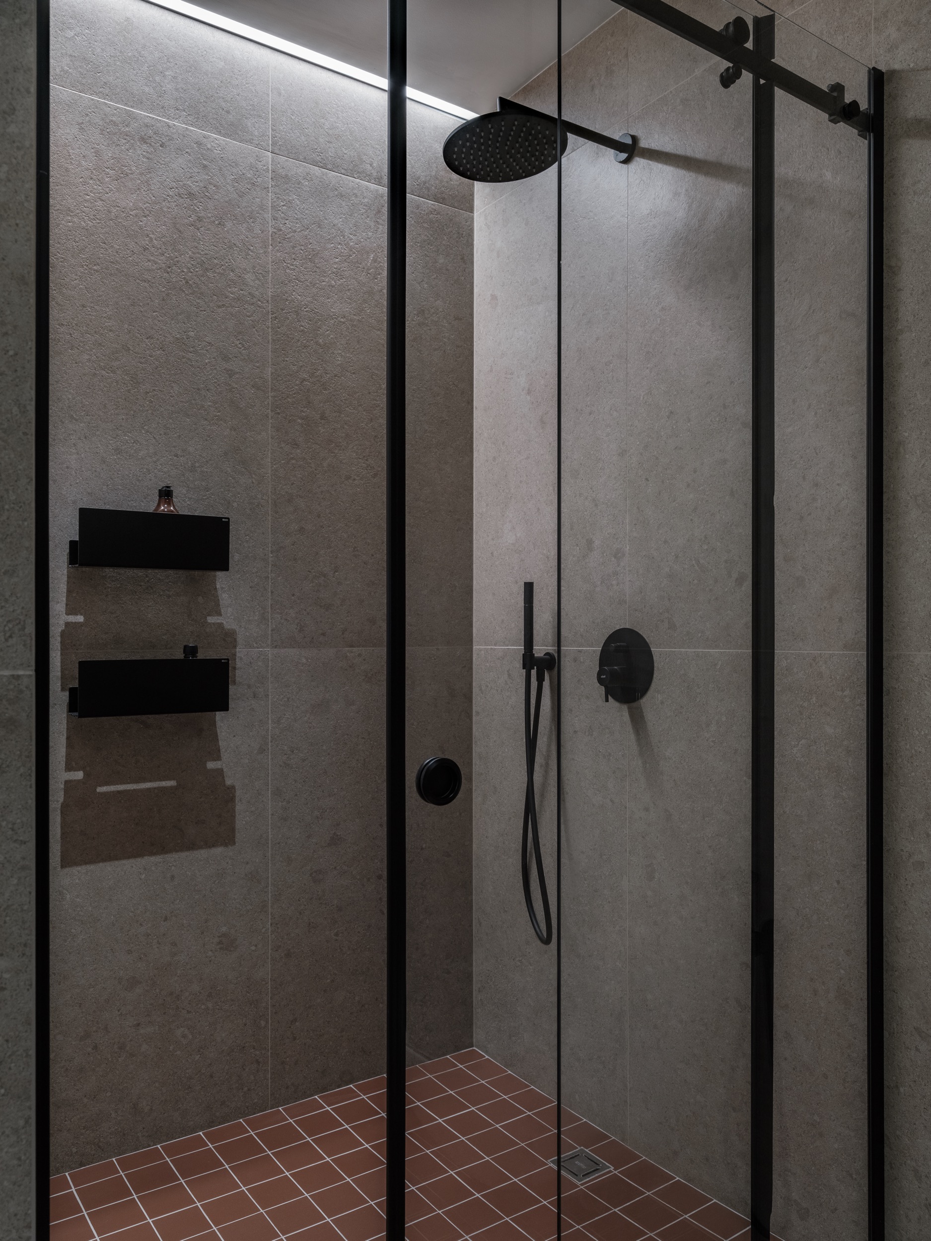 douche pierre grise