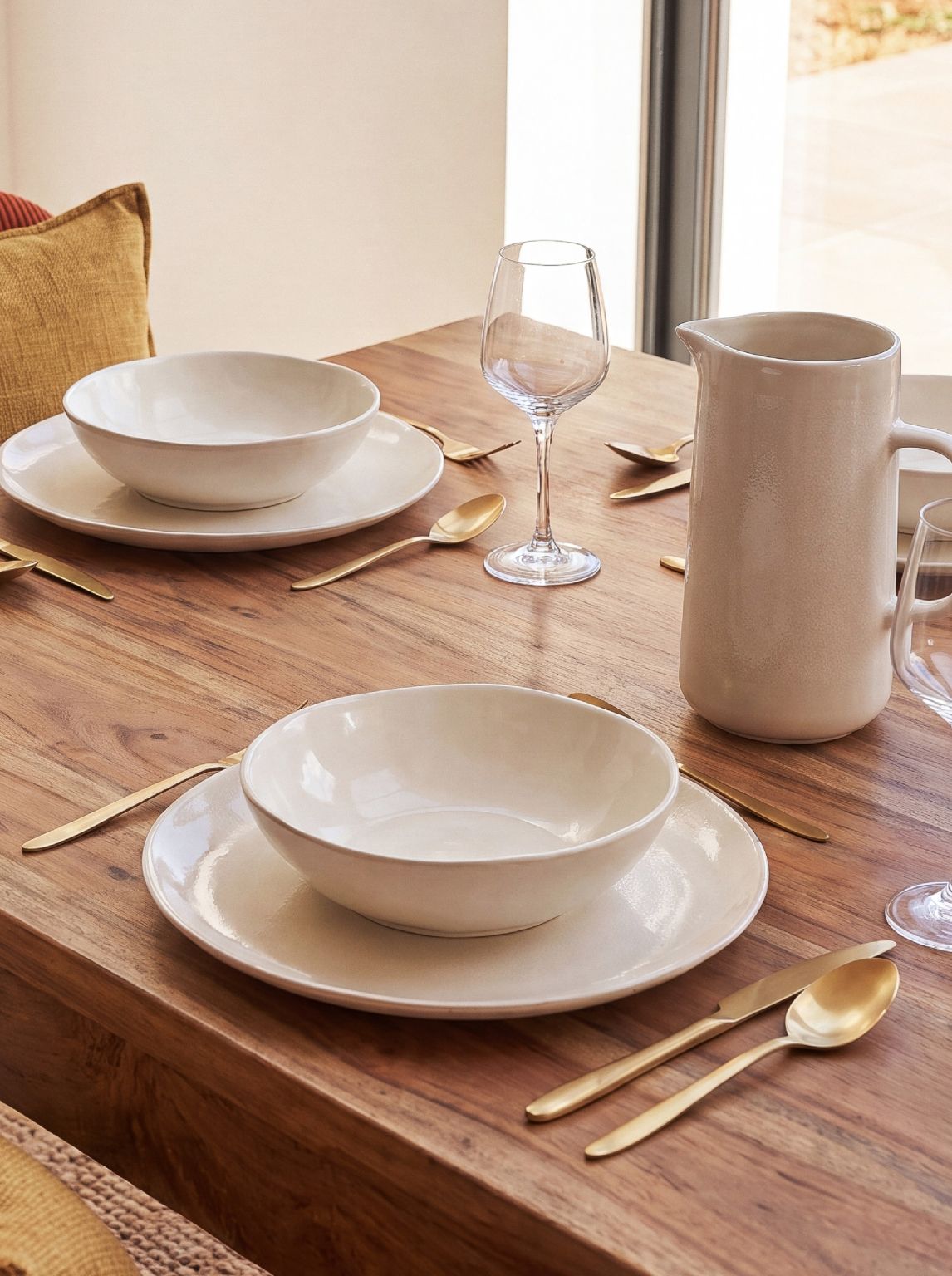 table avec vaisselle blanche