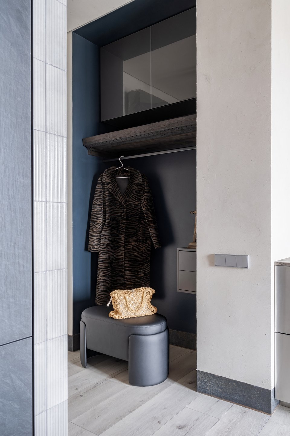 entrée avec dressing ouvert deux-pièces 41m2 décoration contemporaine