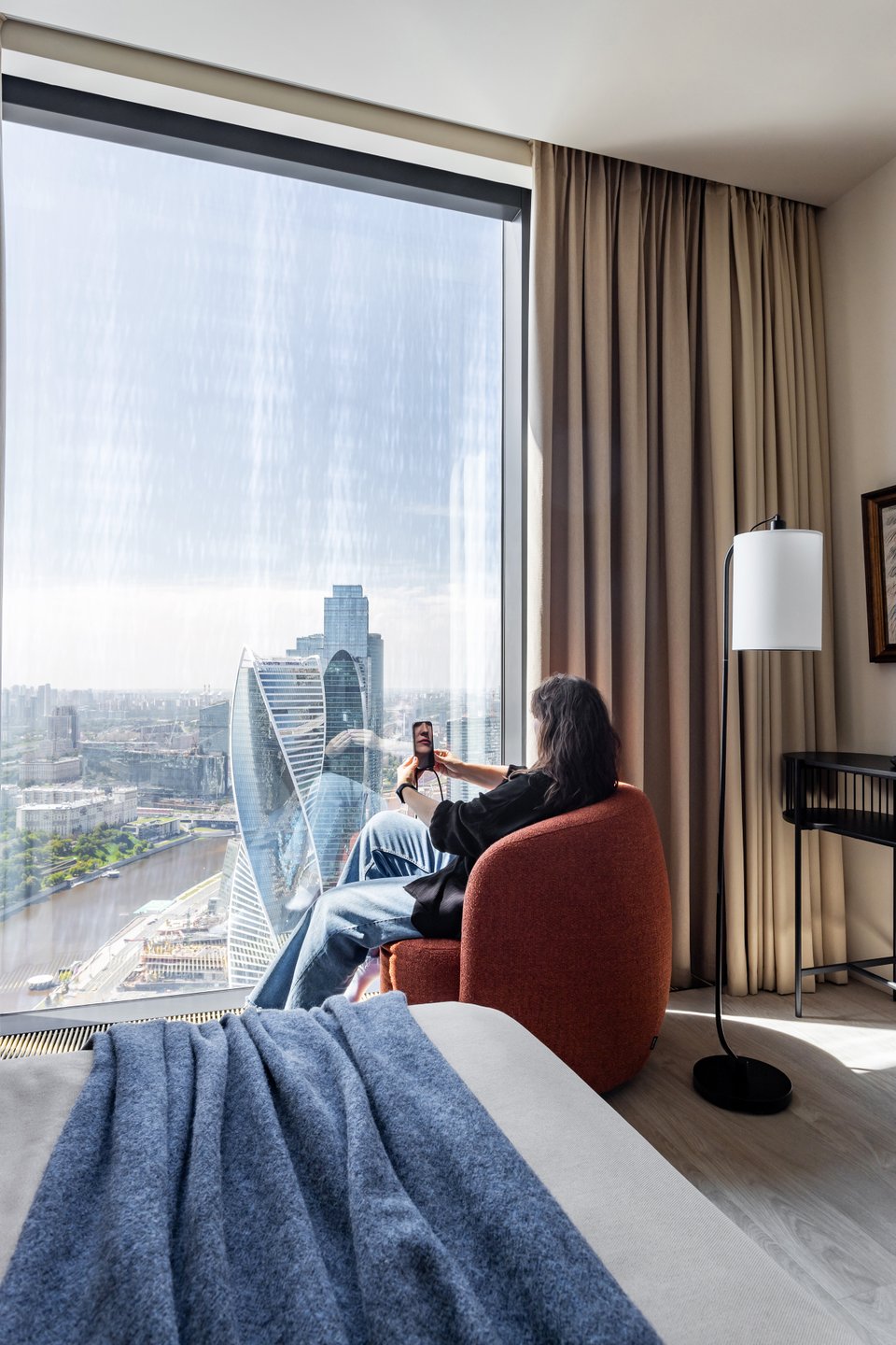 chambre avec baie vitrée vue ville deux-pièces 57m2 décoration contemporaine chambre avec baie vitrée vue ville deux-pièces 57m2 décoration contemporaine