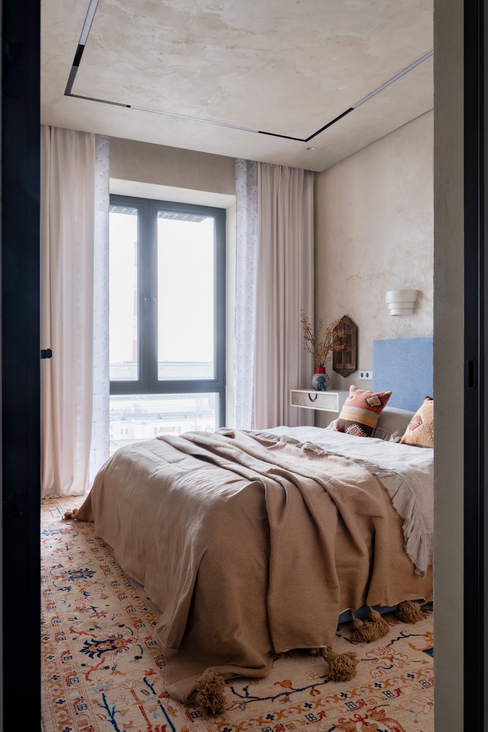 chambre lit bleu tapis kilim deux-pièces 41m2 décoration contemporaine