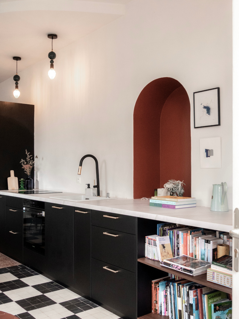 cuisine ouverte noire sol ancien carrelage à damier noir et blanc maison bretonne Photo : ©Lisa Marie Leclerc cuisine ouverte noire sol ancien carrelage à damier noir et blanc maison bretonne Photo : ©Lisa Marie Leclerc