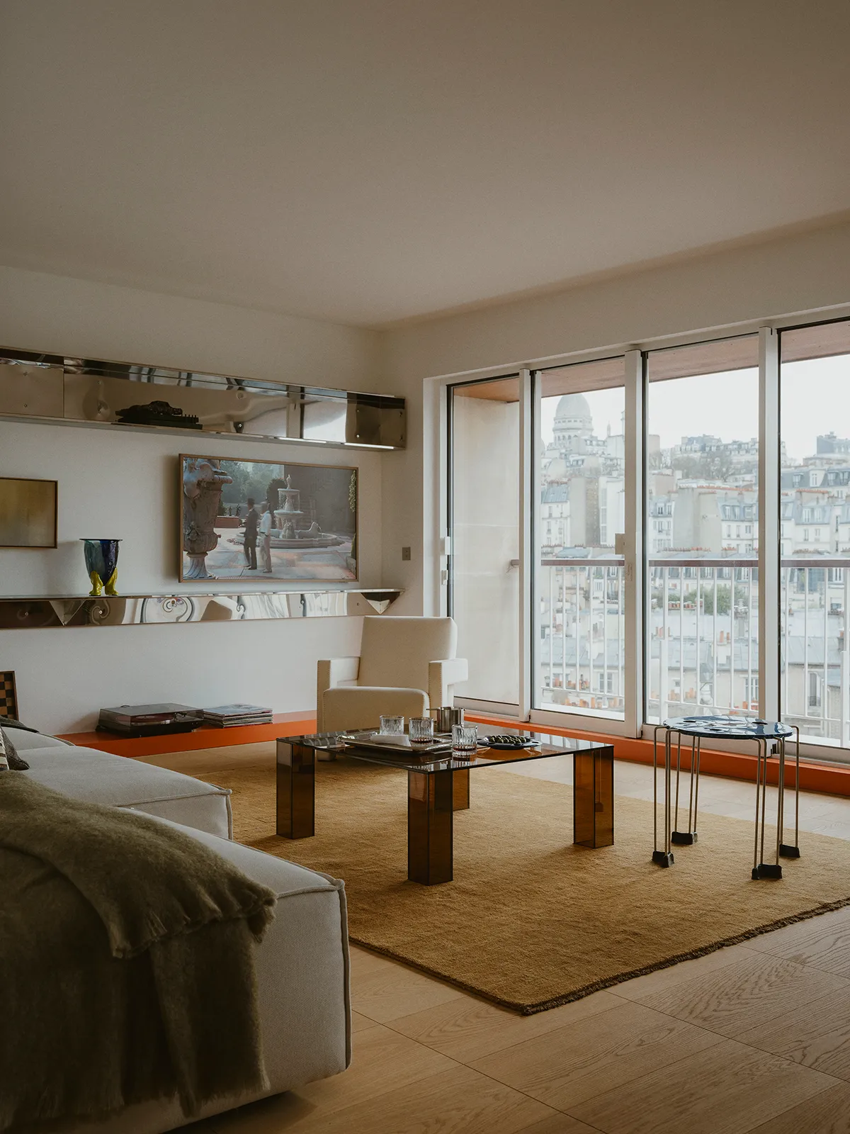 salon décoration design style années 60 appartement Paris vue Sacré Coeur
