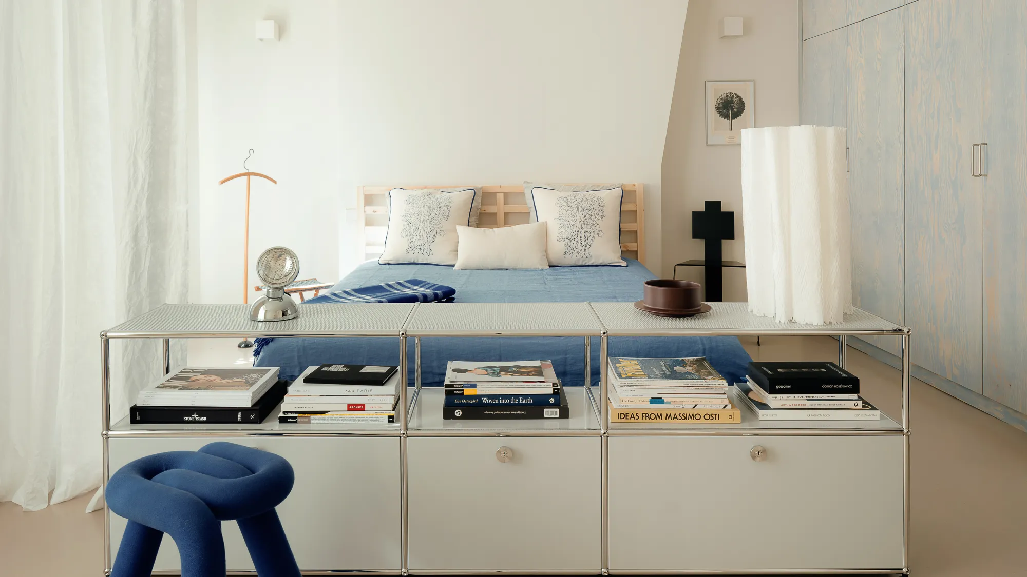 chambre meuble bas USM décoration contemporaine bleue